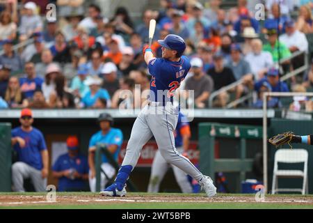 New York mets Brett Baty #22 homers lors de la septième manche d'un match de baseball contre les Marlins de Miami au Roger Dean Chevrolet Stadium à Jupiter, Floride, le samedi 2 mars 2024. (Photo : Gordon Donovan) Banque D'Images