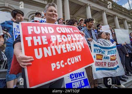 ÉTATS-UNIS. 15 mars 2024. Le Sénat étudiant de l'Université (USS) de la City University of New York (CUNY), Professional Staff Congress (PSC), les étudiants, les professeurs, le personnel, les partenaires communautaires, des New-Yorkais inquiets et des élus ont tenu un rassemblement et une conférence de presse devant les marches de l'hôtel de ville le 15 mars 2024 appelant l'État à investir dans CUNY dans leur budget final pour l'exercice. Le rassemblement a été suivi d'une marche sur le pont de Brooklyn, culminant aux marches du Brooklyn Borough Hall. (Photo par Erik McGregor/Sipa USA) crédit : Sipa USA/Alamy Live News Banque D'Images