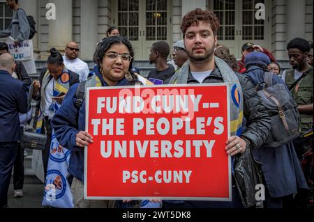 ÉTATS-UNIS. 15 mars 2024. Le Sénat étudiant de l'Université (USS) de la City University of New York (CUNY), Professional Staff Congress (PSC), les étudiants, les professeurs, le personnel, les partenaires communautaires, des New-Yorkais inquiets et des élus ont tenu un rassemblement et une conférence de presse devant les marches de l'hôtel de ville le 15 mars 2024 appelant l'État à investir dans CUNY dans leur budget final pour l'exercice. Le rassemblement a été suivi d'une marche sur le pont de Brooklyn, culminant aux marches du Brooklyn Borough Hall. (Photo par Erik McGregor/Sipa USA) crédit : Sipa USA/Alamy Live News Banque D'Images