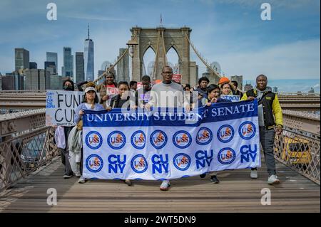 ÉTATS-UNIS. 15 mars 2024. Le Sénat étudiant de l'Université (USS) de la City University of New York (CUNY), Professional Staff Congress (PSC), les étudiants, les professeurs, le personnel, les partenaires communautaires, des New-Yorkais inquiets et des élus ont tenu un rassemblement et une conférence de presse devant les marches de l'hôtel de ville le 15 mars 2024 appelant l'État à investir dans CUNY dans leur budget final pour l'exercice. Le rassemblement a été suivi d'une marche sur le pont de Brooklyn, culminant aux marches du Brooklyn Borough Hall. (Photo par Erik McGregor/Sipa USA) crédit : Sipa USA/Alamy Live News Banque D'Images