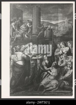 Ombrie Pérouse Gubbio Palazzo dei Consoli2. Hutzel, Max 1960-1990 vues de l'extérieur médiéval du palazzo - créneaux et arches romanes. Vues intérieures de l'immense Salone avec expositions d'objets médiévaux et romains. Les objets de la Pinacothèque et du Museo Civico comprennent un calice de verre peint à l'huile, un bureau en bois intarsia, des fresques, des reliquaires, des crucifix, des polyptyques, diptyques, et diverses autres peintures d'autel, ainsi que quelques peintures séculières de l'école vénitienne. Les sujets des peintures comprennent : les trois grâces, l'Assomption, la Crucifixion, la mort de Rachel, la fuite en Egypte, Banque D'Images