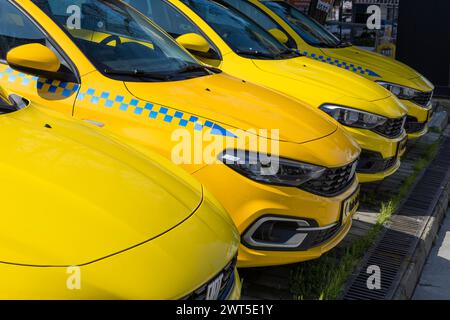 ISTANBUL, TURQUIE - 10 MARS 2024 : véhicule de taxi jaune turc sur la galerie automobile. 22 000 lignes de taxi Istanbul sont en service. Banque D'Images