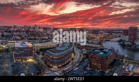 Vue panoramique aérienne du centre-ville de Wilmington Delaware, siège de la plupart des banques et entreprises américaines avec un ciel de coucher de soleil nuageux coloré spectaculaire Banque D'Images