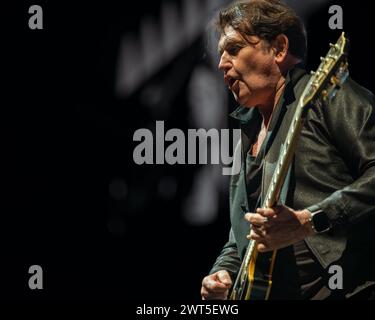 LEEDS, ROYAUME-UNI. 15 mars 2024. Simple Minds Global Tour 2024 Charlie Burchill, guitariste crédit : Paul Whitehurst/Alamy Live News Banque D'Images