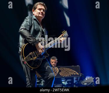 LEEDS, ROYAUME-UNI. 15 mars 2024. Simple Minds Global Tour 2024 Charlie Burchill, guitariste crédit : Paul Whitehurst/Alamy Live News Banque D'Images