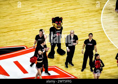 Kansas City, Missouri, États-Unis. 13 mars 2024. Mascotte et cheerleaders des Bearcats de Cincinnati.Phillips 66 Big 12 Men's Basketball Championship second Round. (Crédit image : © James Leyva/ZUMA Press Wire) USAGE ÉDITORIAL SEULEMENT! Non destiné à UN USAGE commercial ! Banque D'Images