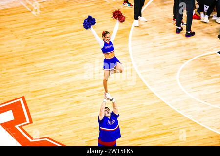 Kansas City, Missouri, États-Unis. 13 mars 2024. Kansas Jayhawks Cheerleaders.Phillips 66 Big 12 Men's Basketball Championship second Round. (Crédit image : © James Leyva/ZUMA Press Wire) USAGE ÉDITORIAL SEULEMENT! Non destiné à UN USAGE commercial ! Banque D'Images