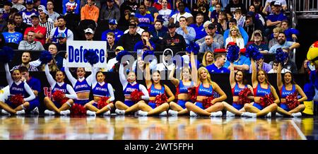 Kansas City, Missouri, États-Unis. 13 mars 2024. Kansas Jayhawks Cheerleaders.Phillips 66 Big 12 Men's Basketball Championship second Round. (Crédit image : © James Leyva/ZUMA Press Wire) USAGE ÉDITORIAL SEULEMENT! Non destiné à UN USAGE commercial ! Banque D'Images