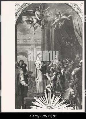 Lazio Roma Rome S. Maria degli Angeli6. Hutzel, Max 1960-1990 plusieurs vues extérieures de la façade de l'église, formé à partir de l'exèdre du calidarium des thermes romains (terme di Diocleziano). L'intérieur, conçu par Michel-Ange du tepidarium fromer et rénové par Vanvitelli (1749), est largement documenté. Vues de vestibule, nef, autels, sacristie, chapelles, plafonds ornés de fresques, peintures, sculpture, cour. Antiquités : sarcophage ; fragments d'antiquités sur le mur extérieur. Photographe et érudit d'origine allemande Max Hutzel (1911-1988) photographié en Italie du début des années 1960 jusqu'à sa mort. Le résultat Banque D'Images