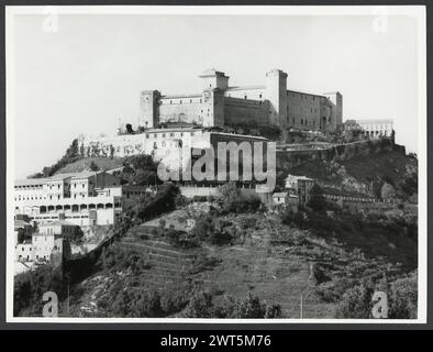 Ombrie Pérouse Spoleto vues générales. Hutzel, Max 1960-1990 vues d'un grand château et de divers bâtiments construits sur une pente progressive. Les négatifs d'un monument non identifié montrent un complexe quelque peu isolé sur une colline. Une estampe dans la collégiale médiévale centrale montre la Piazza del Duomo. Photographe et érudit d'origine allemande Max Hutzel (1911-1988) photographié en Italie du début des années 1960 jusqu'à sa mort. Le résultat de ce projet, désigné par Hutzel comme Foto Arte Minore, est une documentation approfondie du développement historique de l'art en Italie jusqu'au XVIIIe siècle, y compris des objets des Étrusques Banque D'Images