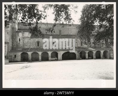 Marches Macerata Chiaravalle Abbaye de S. Maria di Chiaravalle di Fiastra. Hutzel, Max 1960-1990 vues extérieures de cette abbaye cistercienne comprennent des vues sur la façade asymétrique de l'église abbatiale, le porche, le portail et aussi des vues sur le cloître à arcades. Les vues sur l'intérieur roman incluent des détails sur les chapiteaux médiévaux et les fresques de l'autel principal des XIVe et XVe siècles. Notes de l'objet : Hutzel date de la campagne photo : 1er avril 1983 le photographe et chercheur d'origine allemande Max Hutzel (1911-1988) photographié en Italie du début des années 1960 jusqu'à sa mort. Le résultat de ce projet, mentionné par Banque D'Images