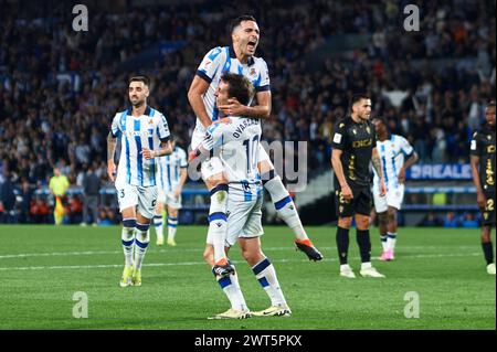 Mikel Merino de la Real Sociedad célèbre avec ses coéquipiers Mikel Oyarzabal de la Real Sociedad après avoir marqué le premier but de l'équipe lors du match LaLiga EA Sports entre la Real Sociedad et Cadix CF au stade Reale Arena le 15 mars 2024, à Saint-Sébastien, en Espagne. Crédit : Cesar Ortiz Gonzalez/Alamy Live News Banque D'Images