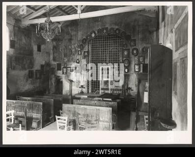 Marches Macerata Urbisaglia chiesetta della Maesta. Hutzel, Max 1960-1990 Max Hutzel (1911-1988), photographe et chercheur d'origine allemande, a photographié en Italie du début des années 1960 jusqu'à sa mort. Le résultat de ce projet, appelé Foto Arte Minore par Hutzel, est une documentation approfondie du développement historique de l'art en Italie jusqu'au XVIIIe siècle, y compris des objets des Étrusques et des Romains, ainsi que des monuments médiévaux, romans, gothiques, Renaissance et baroques. Les images sont organisées par région géographique en Italie, puis par province, ville, complexe de sites et monument. Banque D'Images