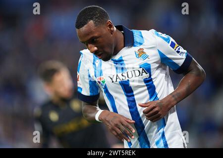 Sheraldo Becker de la Real Sociedad regarde pendant le match LaLiga EA Sports entre la Real Sociedad et Cadix CF au stade Reale Arena le 15 mars 2024, à Saint-Sébastien, en Espagne. Crédit : Cesar Ortiz Gonzalez/Alamy Live News Banque D'Images