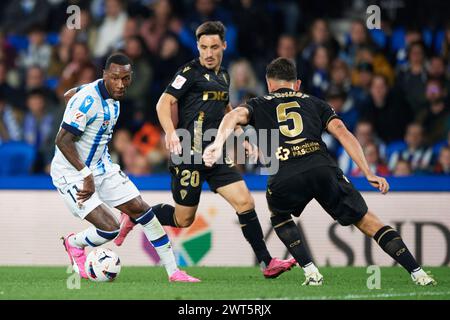 Sheraldo Becker de la Real Sociedad concourt pour le ballon avec Victor Chust de Cadix CF lors du match LaLiga EA Sports entre la Real Sociedad et Cadix CF au Reale Arena Stadium le 15 mars 2024, à Saint-Sébastien, en Espagne. Crédit : Cesar Ortiz Gonzalez/Alamy Live News Banque D'Images