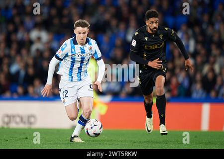 Benat Turrientes de Real Sociedad avec le ballon lors du match LaLiga EA Sports entre Real Sociedad et Cadix CF au stade Reale Arena le 15 mars 2024, à Saint-Sébastien, Espagne. Crédit : Cesar Ortiz Gonzalez/Alamy Live News Banque D'Images