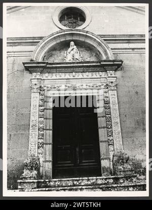 Marches Macerata Mevale Pieve. Hutzel, Max 1960-1990 Eglise paroissiale datant du 13ème siècle avec décoration intérieure datant du 16ème siècle. Mevale est la maison de la famille Angelucci, qui étaient artistes et menuisiers aux XVe et XVIe siècles. Les fresques intérieures comprennent un jugement dernier (1601), une Trinité (1560), Apôtres dans l'Oratorium, une Madone du Rosaire (1571), et un tournoi de chevaleresque (15e cent.). Une Pieta dans la lunette de l'Oratorium aurait été peinte par Pérugin, dans l'atelier duquel l'un des Angelucci a travaillé. Il y a aussi une Madone dans le Byz Banque D'Images