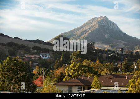 San Luis Obispo, Californie, États-Unis - 3 décembre 2021 : vue aérienne de la lumière de l'après-midi qui brille sur les bâtiments historiques du centre-ville. Banque D'Images