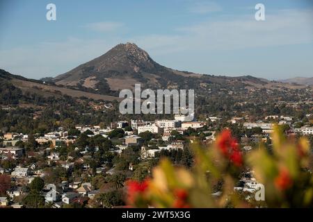 San Luis Obispo, Californie, États-Unis - 3 décembre 2021 : vue aérienne de la lumière de l'après-midi qui brille sur les bâtiments historiques du centre-ville. Banque D'Images