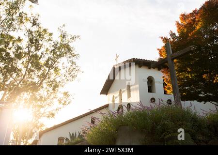 Fleurs violettes avec fond de mission historique dans le centre-ville de San Luis Obispo, Californie, États-Unis. Banque D'Images