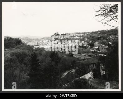 Lazio Roma Subiaco vues générales. Hutzel, Max 1960-1990 vues générales de la ville, y compris des vues spécifiques de Ponte di S. Francesco, également connu sous le nom de Ponte Romano ; Arco di Pio VI, et (dans NNP) des vues de deux églises non identifiées, dont l'une peut être S. Pietro, et un palais non identifié. Notes générales : tirages tirés de la séquence Rocca abbaziale. Photographe et érudit d'origine allemande Max Hutzel (1911-1988) photographié en Italie du début des années 1960 jusqu'à sa mort. Le résultat de ce projet, désigné par Hutzel comme Foto Arte Minore, est une documentation approfondie du développement historique de l'art en Ita Banque D'Images