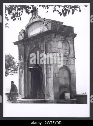 Lazio Rieti Casperia S. Giovanni Battista. Hutzel, Max 1960-1990 médiéval : architecture. Campanile datant du XIIe siècle, avec deux registres de fenêtres à double voûte et une loggia sur le registre le plus haut. Post-médiéval : architecture, peinture, sculpture. Dans l'abside, peinture du baptême du Christ, par Iacopo Siculo datée de 1524. Sur la predella est représenté Christ et les Apôtres. Statue du Christ tenant agneau et livre avec sept sceaux, crucifix de marbre. Vue sur le campnile, fontaine sur la piazza en face de l'église, et vue intérieure de la nef, crucifix, coupole, chœur, peintures et SC Banque D'Images