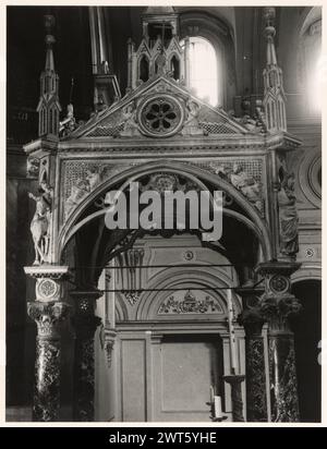 Lazio Roma Rome S. Cecilia in Trastevere42. Hutzel, Max 1960-1990 médiéval : sculpture architecturale, fragments architecturaux, fragments sculpturaux, sculpture, mosaïques, carrelage de sol. Post-médiéval : peinture, fresques, sculpture architecturale, sculpture, architecture, stuc, marbre, dorures Antiquités : mosaïques, fragments architecturaux Notes d'objet : construit sur une église déjà existante du Ve siècle par le pape S. Pasquale I au IXe siècle. Subi des dommages et des pillages ; reconstruit en 1110. Entièrement refait au XVe siècle, XVIIe siècle et XVIIIe siècle. Styles du 10ème siècle actuel a Banque D'Images