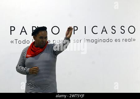 Valencia, Carabobo, Venezuela. 15 mars 2024. 15 mars 2024. Un guide vous accueille dans la salle de l'exposition de 40 œuvres du peintre espagnol Pablo Picasso sur le 51ème anniversaire de sa mort (8 avril 1973) qui se tient dans les installations du Musée de la culture, sous les auspices du gouvernement de l'Etat, dans la ville de Valence, (crédit image : © Juan Carlos Hernandez/ZUMA Press Wire) USAGE ÉDITORIAL SEULEMENT! Non destiné à UN USAGE commercial ! Crédit : ZUMA Press, Inc/Alamy Live News Banque D'Images