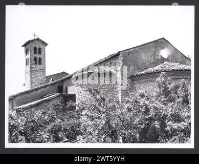 Lazio Rieti Casperia S. Maria di Legarano5. Hutzel, Max 1960-1990 médiéval : Crucifix en bois datant des années 1400 ou (XIVe siècle). Post-médiéval : peinture, sculpture. Dans la lunette au-dessus du portail se trouve une fresque de l'Annonciation de Bartolomeo Torresani. Fresque du jugement dernier, de Bartolomeo Torresani, sur les murs d'une chapelle à gauche de l'atrium. Peinture de S. Sébastien et S. Jean Baptiste de l'école d'Antoniazzo Romano. Dans une niche, représentation du mariage de la Vierge, fresque attribuée à Alessandro Torresani. Scène de la Nativité en terre cuite polychromée par an AB Banque D'Images
