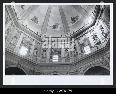 Lazio Viterbo Montefiascone S. Margherita, Duomo5. Hutzel, Max 1960-1990 vues extérieures de l'église en forme de dôme : façade composée d'un portail néoclassique (1840, par Paolo Gazola), balustrade et clochers de flanc. Vue intérieure de l'église construite sur un plan octogonal avec chapelles rayonnantes : derrière l'autel principal se trouve une statue en marbre du saint partron, équipée Marguerite ; fresques du XVIIIe siècle en lunette et plafond de l'autel principal ; Vierge et enfant et saints en terre cuite de della Robbia ; retables des XVIIe et XVIIIe siècles ; crucifixion en bois (XVIe siècle) ; orgue-loft rococo (XVIIIe siècle) ; fresques de po Banque D'Images