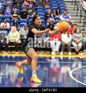 9 mars 2024 - le garde de Hawai'i Rainbow Wahine, MeiLani McBee #23, passe la balle lors d'un match entre les Bakersfield Roadrunners de CSU et les Hawai'i Rainbow Wahine au Centre Icardo à Bakersfield, CA - Michael Sullivan/CSM Banque D'Images