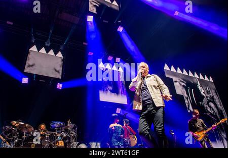 Leeds, Royaume-Uni. 15 mars 2024. Le groupe de rock écossais simple Minds joue en live à Leeds Arena lors de la première nuit de leur tournée européenne. Crédit : ernesto rogata/Alamy Live News Banque D'Images