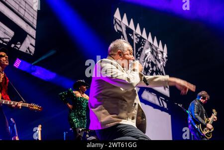 Leeds, Royaume-Uni. 15 mars 2024. Le groupe de rock écossais simple Minds joue en live à Leeds Arena lors de la première nuit de leur tournée européenne. Crédit : ernesto rogata/Alamy Live News Banque D'Images