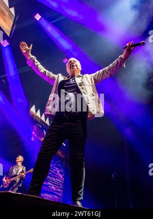 Leeds, Royaume-Uni. 15 mars 2024. Jim Kerr, chanteur du célèbre groupe de rock écossais simple Minds, joue en live à Leeds Arena lors de la première soirée de la tournée européenne du groupe. Crédit : ernesto rogata/Alamy Live News Banque D'Images