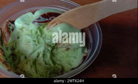 La photo est une photo de crème glacée aromatisée à l'avocat dans une tasse avec un fond noir Banque D'Images