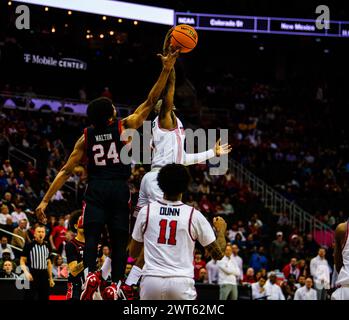 Kansas City, Missouri, États-Unis. 15 mars 2024. Texas Tech (24) G Kerwin Walton et Houston (1) Jamal Shead pointe pour atteindre le ballon d'un tir manqué.2024 Phillips 66 Big 12 demi-finale du championnat de basket-ball masculin. (Crédit image : © James Leyva/ZUMA Press Wire) USAGE ÉDITORIAL SEULEMENT! Non destiné à UN USAGE commercial ! Banque D'Images