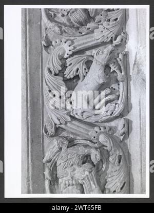 Abruzzes Teramo Carpineto della Nora Abbaye de S. Bartolomeo0. Hutzel, Max 1960-1990 Badia fondée en 962, reconstruite dans les 12e et 13e cents. Vue extérieure du monument, des ruines et de la campagne. Architrave est orné de divers types de figures animales. L'intérieur est basé sur le plan de S. Clemente a Casauria. Il y a un vaste relief sculptural à la fois sur les chapiteaux et l'autel, représentant à nouveau des formes animales et florales fantaisistes. Photographe et érudit d'origine allemande Max Hutzel (1911-1988) photographié en Italie du début des années 1960 jusqu'à sa mort. Le résultat de ce projet, voir Banque D'Images