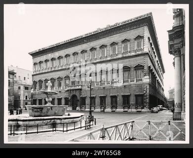 Lazio Roma Rome Palazzo Farnese. Hutzel, Max 1960-1990 vues extérieures de la façade et du flanc du XVIe siècle (1514) palazzo par Antonio da Sangallo le jeune, poursuivi par Michel-Ange, complété par della Porta. Vues détaillées des fenêtres et du portail. Notes générales : certaines vues sont tirées de la séquence via di Monserrato et ont reçu de nouveaux numéros. Photographe et érudit d'origine allemande Max Hutzel (1911-1988) photographié en Italie du début des années 1960 jusqu'à sa mort. Le résultat de ce projet, désigné par Hutzel comme Foto Arte Minore, est une documentation approfondie du développement historique de l'art. Banque D'Images