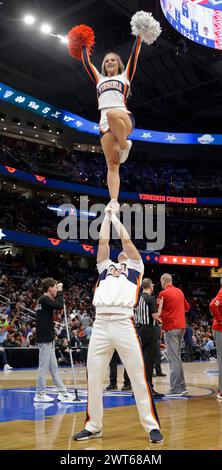 15 mars 2024 : les cheerleaders de Virginie jouent pour la foule lors d'un match de tournoi de basket-ball masculin de l'ACC entre les cavaliers UVA et le Wolfpack de l'État de Caroline du Nord au Capital One Arena à Washington, DC Justin Cooper/CSM Credit : CAL Sport Media/Alamy Live News Banque D'Images