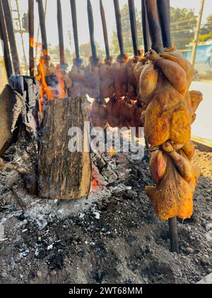 Sajji poulet Balochi cuisiner sur feu ouvert au Pakistan Banque D'Images