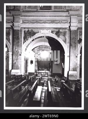 Lazio Rieti Magliano Sabina Cathédrale 8. Hutzel, Max 1960-1990 vues extérieures de la façade (XVIIIe siècle) et des portails (XVe siècle). Vues de l'intérieur restauré : fresques en abside du couronnement de la Vierge, Annonciation et la naissance et la mort du fils d'Uliano, noble de Magliano ; fresques décoratives au plafond ; retables et autels en marbre. Trésor : chasuble de brocart d'argent et d'or décoré de saints (XVIIIe siècle), portraits d'évêques (XVe-XVIIe siècle). Photographe et érudit d'origine allemande Max Hutzel (1911-1988) photographié en Italie du début des années 1960 jusqu'à sa mort. La Re Banque D'Images