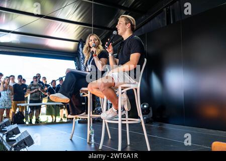 Adélaïde, Australie. 16 mars 2024. Liam Lawson, le pilote réserve de Red Bull F1, donne une interview au Grand Marquee devant les spectateurs samedi au Repco Adelaide Motorsport Festival 2024. Crédit : James Forrester/Alamy Live News Banque D'Images
