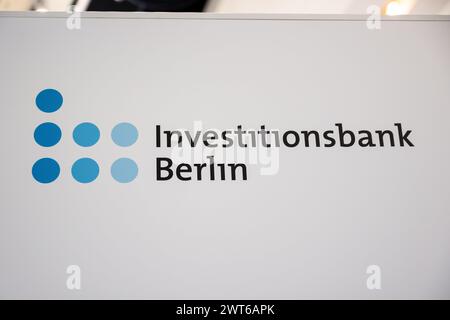 Cannes, France. 13 mars 2024. Le logo Investitionsbank Berlin au MIPIM à Cannes. Le salon MIPIM de Cannes est le plus grand salon international annuel consacré à l’immobilier et à l’investissement dans des projets architecturaux innovants et écologiques. (Photo de Laurent Coust/SOPA images/SIPA USA) crédit : SIPA USA/Alamy Live News Banque D'Images