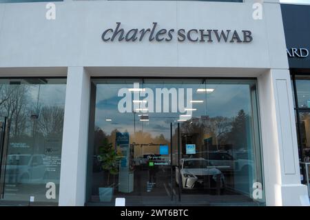 New York, États-Unis. 15 mars 2024. Un bâtiment Charles Schwab est vu dans le quartier de Manhasset dans le comté de Nassau, long Island, New York. Crédit : SOPA images Limited/Alamy Live News Banque D'Images