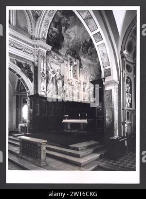 Lazio Rieti Magliano Sabina Cathédrale 5. Hutzel, Max 1960-1990 vues extérieures de la façade (XVIIIe siècle) et des portails (XVe siècle). Vues de l'intérieur restauré : fresques en abside du couronnement de la Vierge, Annonciation et la naissance et la mort du fils d'Uliano, noble de Magliano ; fresques décoratives au plafond ; retables et autels en marbre. Trésor : chasuble de brocart d'argent et d'or décoré de saints (XVIIIe siècle), portraits d'évêques (XVe-XVIIe siècle). Photographe et érudit d'origine allemande Max Hutzel (1911-1988) photographié en Italie du début des années 1960 jusqu'à sa mort. La Re Banque D'Images