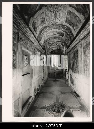 Lazio Roma Rome S. Cecilia in Trastevere9. Hutzel, Max 1960-1990 médiéval : sculpture architecturale, fragments architecturaux, fragments sculpturaux, sculpture, mosaïques, carrelage de sol. Post-médiéval : peinture, fresques, sculpture architecturale, sculpture, architecture, stuc, marbre, dorures Antiquités : mosaïques, fragments architecturaux Notes d'objet : construit sur une église déjà existante du Ve siècle par le pape S. Pasquale I au IXe siècle. Subi des dommages et des pillages ; reconstruit en 1110. Entièrement refait au XVe siècle, XVIIe siècle et XVIIIe siècle. Styles du 10ème siècle actuel Ar Banque D'Images