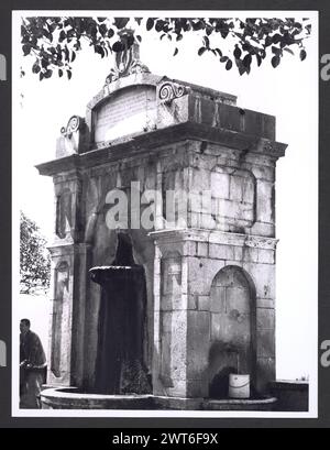 Lazio Rieti Casperia S. Giovanni Battista. Hutzel, Max 1960-1990 médiéval : architecture. Campanile datant du XIIe siècle, avec deux registres de fenêtres à double voûte et une loggia sur le registre le plus haut. Post-médiéval : architecture, peinture, sculpture. Dans l'abside, peinture du baptême du Christ, par Iacopo Siculo datée de 1524. Sur la predella est représenté Christ et les Apôtres. Statue du Christ tenant agneau et livre avec sept sceaux, crucifix de marbre. Vue sur le campnile, fontaine sur la piazza en face de l'église, et vue intérieure de la nef, crucifix, coupole, chœur, peintures et SC Banque D'Images