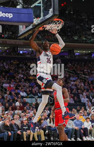 Manhattan, New York, États-Unis. 15 mars 2024. Lors du match de demi-finale du tournoi Big East Conference entre l'Université du Connecticut et les membres L'attaquant SAMSON JOHNSON (35) de l'Université John's, UConn, jette un dunk pendant la seconde moitié du match au Madison Square Garden à Manhattan, New York (crédit image : © Scott Rausenberger/ZUMA Press Wire) USAGE ÉDITORIAL SEULEMENT! Non destiné à UN USAGE commercial ! Crédit : ZUMA Press, Inc/Alamy Live News Banque D'Images