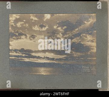 Sunkist sur le fleuve Columbia. J.F. Ford, photographe (américain, actif des années 1900) 1900 vue sur le fleuve Columbia et le paysage environnant au coucher du soleil, avec le mont Helens visible au loin. La lumière du soleil couchant illumine l'eau et les nuages au-dessus. (Recto, image) centre inférieur, écrit à la main en négatif : 'MT. Prog Helens' en bas à droite, écrit à la main dans le négatif : 'Sunkist sur le fleuve / Columbia. / Copyright 1900 / par J.F. Ford' en bas à droite, en dessous du coin droit de l'impression, manuscrit à l'encre noire : '1' Banque D'Images