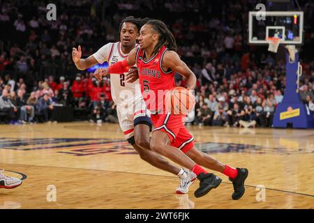 Manhattan, New York, États-Unis. 15 mars 2024. Lors du match de demi-finale du tournoi Big East Conference entre l'Université du Connecticut et les membres John's University, dotée Le garde de John DANNIS JENKINS (5) conduit la voie pendant la première moitié du match au Madison Square Garden à Manhattan, New York (crédit image : © Scott Rausenberger/ZUMA Press Wire) USAGE ÉDITORIAL SEULEMENT ! Non destiné à UN USAGE commercial ! Crédit : ZUMA Press, Inc/Alamy Live News Banque D'Images